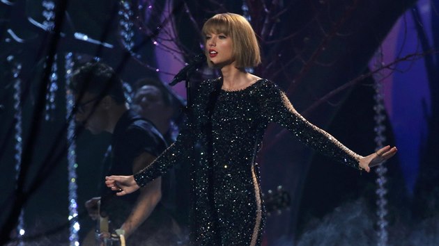 Grammy 2016: vodn pse Out of the Woods v podn Taylor Swiftov (Los Angeles, 15. nora 2016)