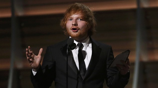 Grammy 2016: Ed Sheeran přebírá cenu za Píseň roku (15. února 2016).