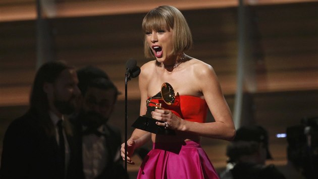 Grammy 2016: Taylor Swiftová s cenou za album roku  (15. února 2016)
