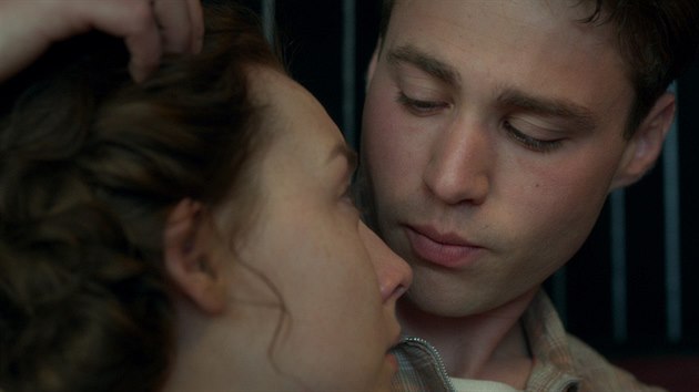 Saoirse Ronanov a Emory Cohen ve filmu Brooklyn