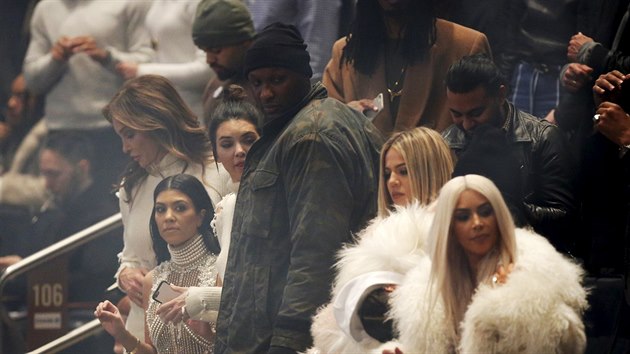 Caitlyn Jennerov, Kourtney Kardashianov, Kendall Jennerov, Lamar Odom, Khloe Kardashianov a Kim Kardshianov na mdn pehldce Kanye Westa
