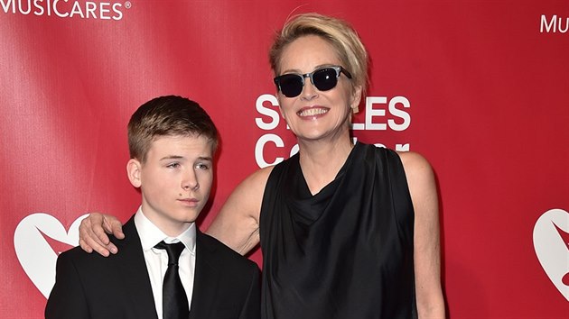 Sharon Stone a jej adoptivn syn Roan Joseph Bronstein (Los Angeles, 13. nora 2016)