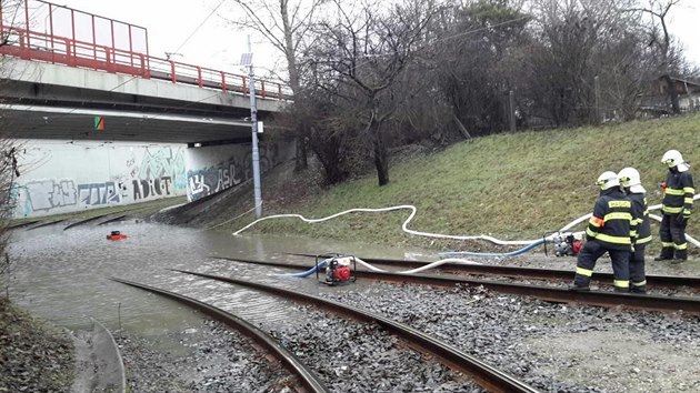 Hasiči dnes museli odčerpat hektolitry vody ze zaplavených tramvajových kolejí mezi Brnem a Modřicemi.