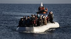 Pistání uprchlík na eckém ostrov Lesbos (10. února 2016)