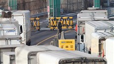Jihokorejci opoutjí prmyslový areál Kesong v KLDR.  (12. února 2016)