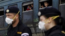 etí policisté na nádraí v Gevgeliji na ecko-makedonské hranici (12. února...