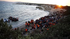 Benci na tureckém pobeí nastupují do lodí smr ecko (7. listopadu 2015)