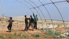 Stavba uprchlického tábora na severu syrské provincie Idlíb (15. února 2016)