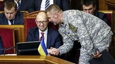 Ukrajinský premiér Arsenij Jaceuk (vlevo) v parlamentu (16. února 2016)