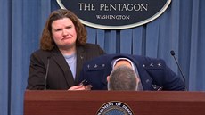 Generál omdlel pi tiskové konferenci v Pentagonu