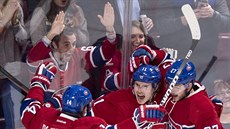 Nadení diváci bubnují na sklo a hokejisté Montrealu slaví branku Brendana...