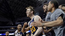 Takhle vypadá spokojenost. Gordon Hayward z Utahu slaví rozhodující trefu v...