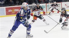 O pohár hejtmana Jihomoravského kraje. V modrém Kometa Brno, v bíloerném...