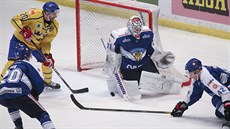 �védský hokejista Joel Lundqvist v �anci p�ed finským branká�em  Juhou Metsolou.