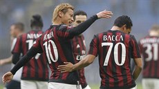 Carlos Bacca a Keisuke Honda z AC Milán slaví branku v souboji s FC Janov.