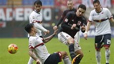 �LAPÁK.  Giacomo Bonaventura z AC Milán jde hodn� tvrd� do souboje s Armandem...