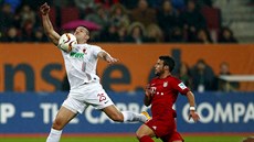 Juan Bernat (vpravo) z Bayernu Mnichov sleduje tké zpracování Raula Bobadilly...