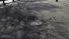 Kráter na ulici v Ankae, kde ve stedu vybuchl automobil s náloí (19. února...