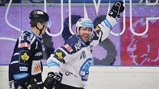 Plzeňský hokejista Nick Johnson se raduje z gólu proti Vítkovicím.