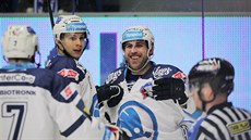 Hokejisté Plzn se radují z gólu v utkání s Vítkovicemi.