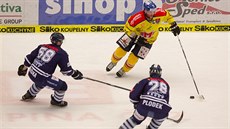 Kapitán českobudějovických hokejistů Josef Straka se snaží přejít přes soupeře...