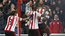 Fotbalisté Sunderlandu se radují z vedoucí branky, kterou si dal necelých deset...