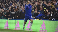 JAKO D�ÍV. Pedro se raduje z druhé branky Chelsea, �asomíra se p�itom tou dobou...