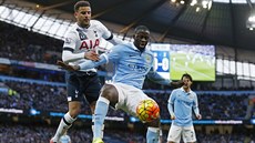 Zálo�ník Manchesteru City Yaya Touré strá�í mí� p�ed dotírajícím obráncem...