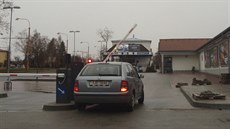 Auta mohou vjet k Lidlu v Jiráskov� ulici v Jihlav� nov� a� poté, co si �idi�...