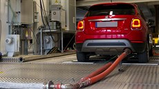 Fiat 500X při měření emisí ve švýcarské laboratoři na objednávku německé...