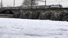Vlak pejídí pes zamrzlou eku Delaware (15. únor 2016)