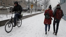 Cyklista projídí zasneným Manhattanem (15. únor 2016)
