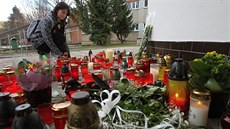 Ped kolou v Teplicích byly na památku zavradné ákyn desítky svíek,...