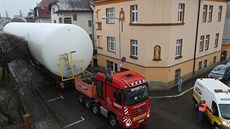 Z Dína do Ústí peváel kamion obí zásobník na plyn, váí 260 tun. Souprava...