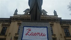 Na sochu Masaryka na Komenského námstí v Brn nkdo umístil transparent