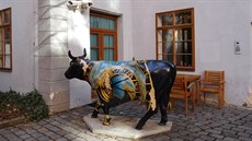 Kráva v etzové ulici 3 v Praze 1.