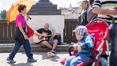 Loni v lét� se do ulic Krumlova vydal s kytarou i redaktor MF DNES Petr Kubát,...