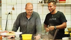 Zdenk Pohlreich v kuchyni Mstských Sál s majitelem restaurace Tomáem...