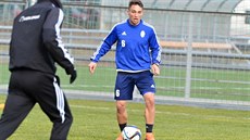 Nová boleslavská posila Adam Jáno� b�hem tréninku.