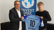 Ruský reprezentant Denis Davydov (vpravo) a boleslavský prezident Josef Dufek.