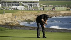 ZLOMENÝ. Phil Mickelson poté, co neprom�nil pat na osmnácté jamce a p�i�el o...