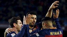HVĚZDNÉ TRIO. Lionel Messi (vlevo), Luis Suárez a Neymar slaví gól Barcelony.