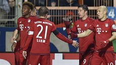 Gólová radost fotbalistů Bayernu Mnichov v pohárovém duelu v Bochumi.