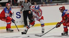 eský hokejista Radim imek se probíjí mezi Alexandrem Sjominem (vlevo) a...