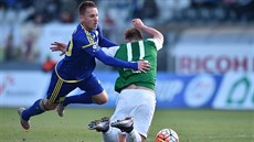 Jihlavský obránce Vladimír Kuko� (vlevo) fauluje  úto�níka Stanislava Tecla z...