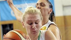 Pivotka basketbalistek SB� Ostrava Klára Vojtíková se pokou�í vymanit ze...