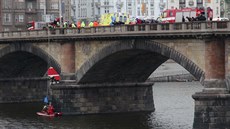 Mu� spadl z Palackého mostu, nadýchal tém�� jedno promile (16.2.2016)