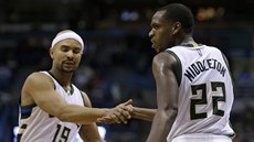 Khris Middleton (22) a Jerryd Bayless (19) z Milwaukee.