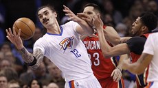 Steven Adams (vlevo) z Oklahoma City sbírá odraený mí v souboji s Ryanem...