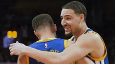 Stephen Curry (vlevo) nebyl nejlepím trojkaem pi souti v rámci Utkání...